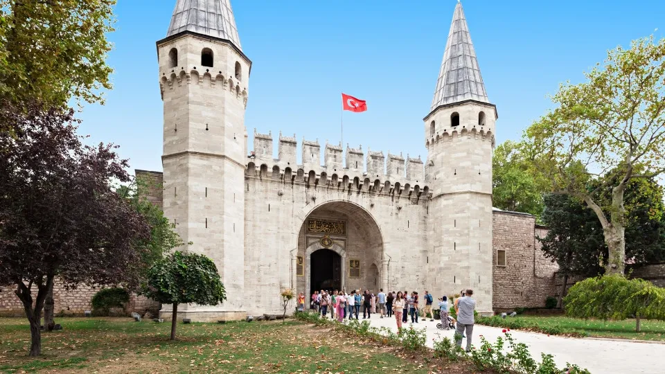 4-Hour Guided Tour: Topkapi Palace, Hagia Irene &amp; Harem Chambers - Image 1